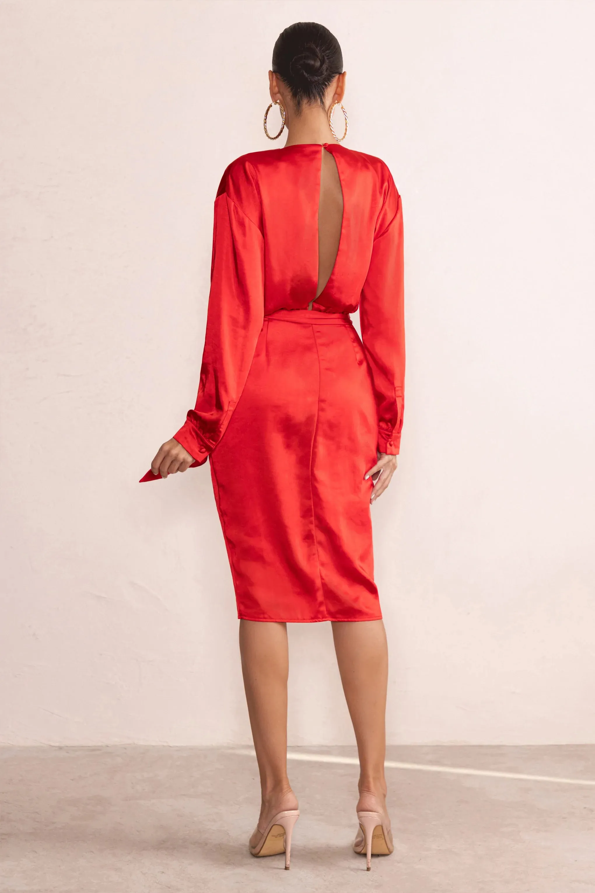 True Romance | Robe mi-longue en satin rouge à col plongeant avec ceinture