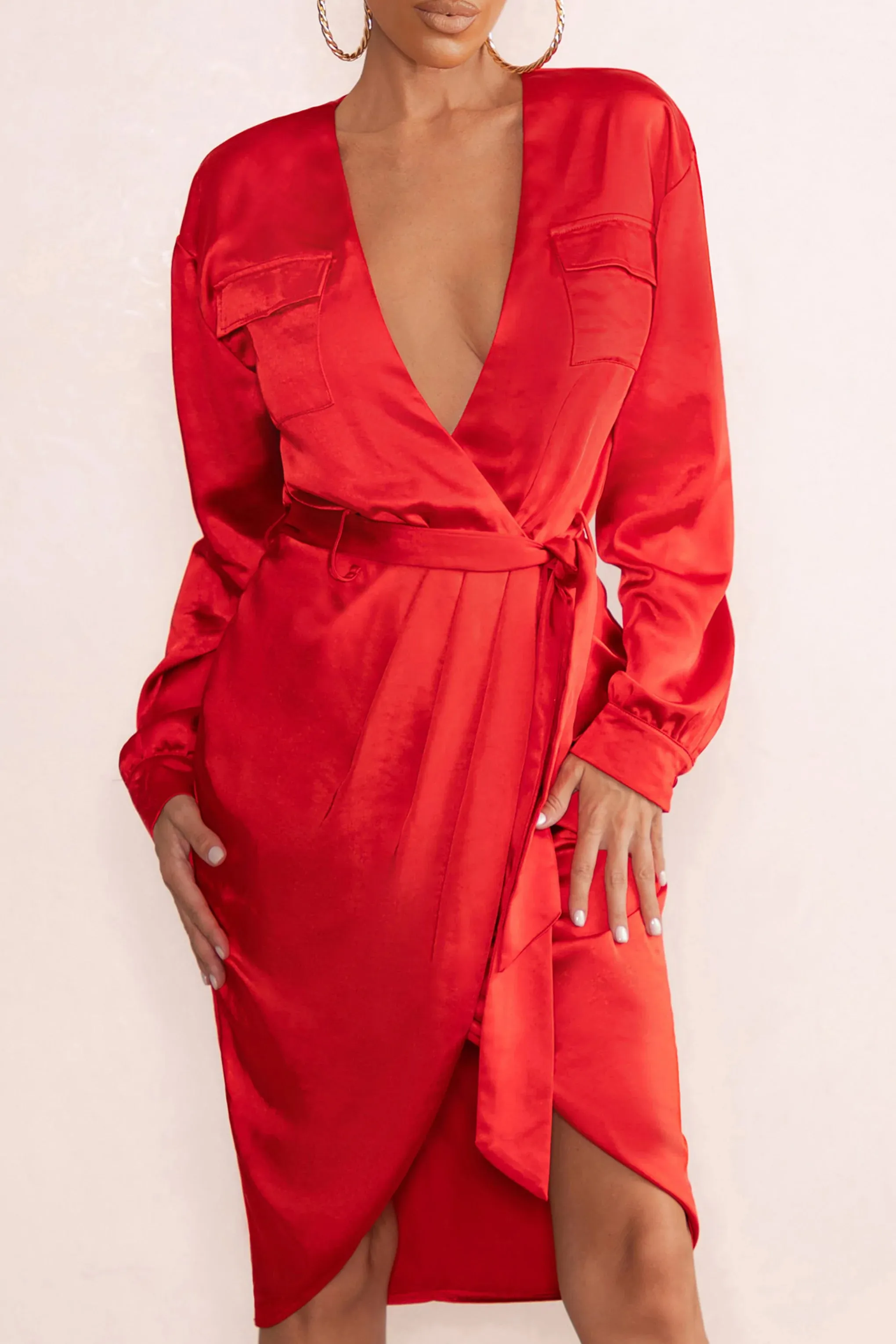 True Romance | Robe mi-longue en satin rouge à col plongeant avec ceinture