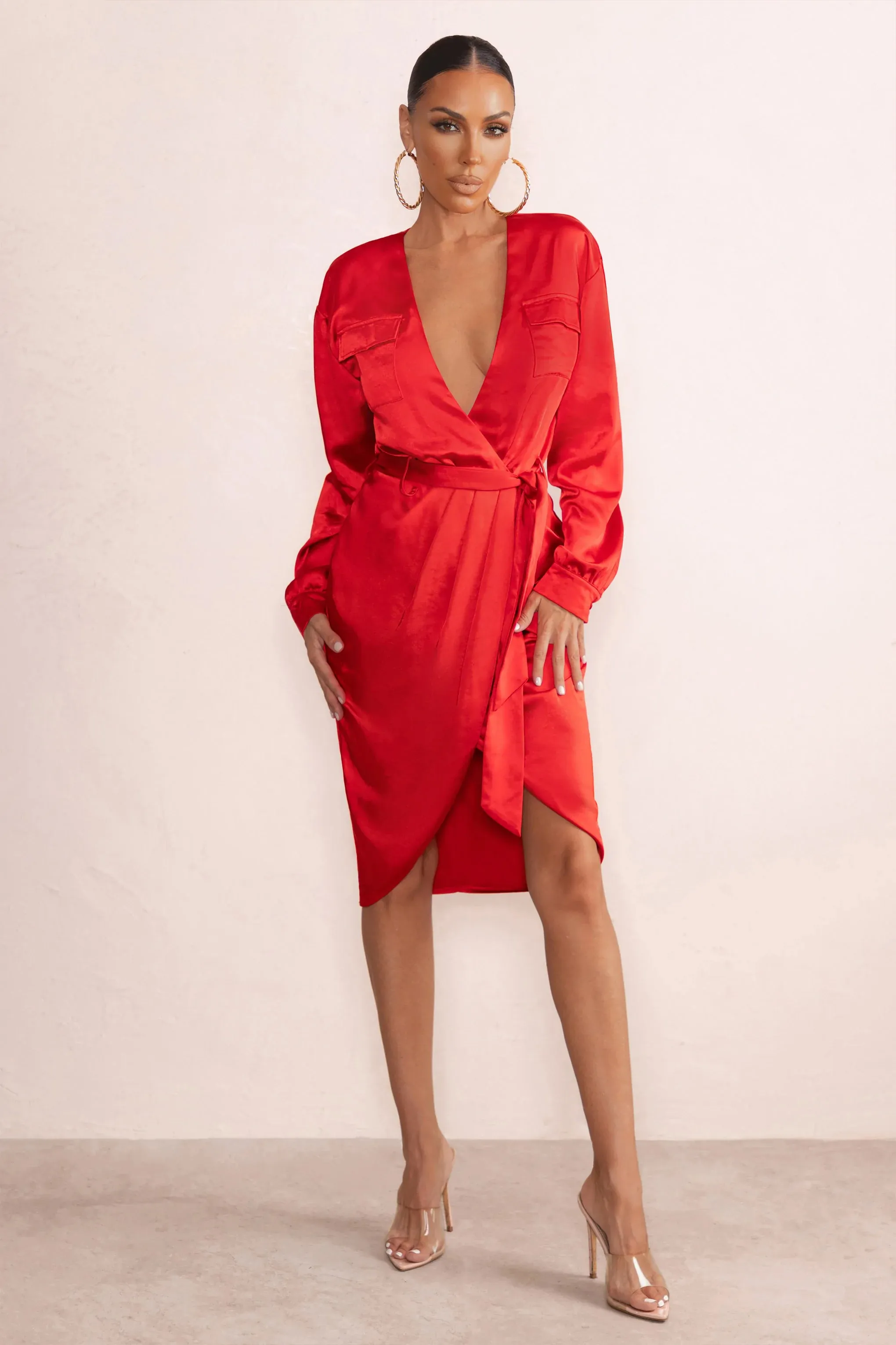 True Romance | Robe mi-longue en satin rouge à col plongeant avec ceinture