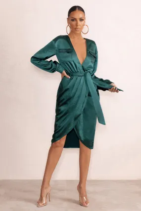 True Romance | Robe mi-longue en satin vert à col plongeant avec ceinture