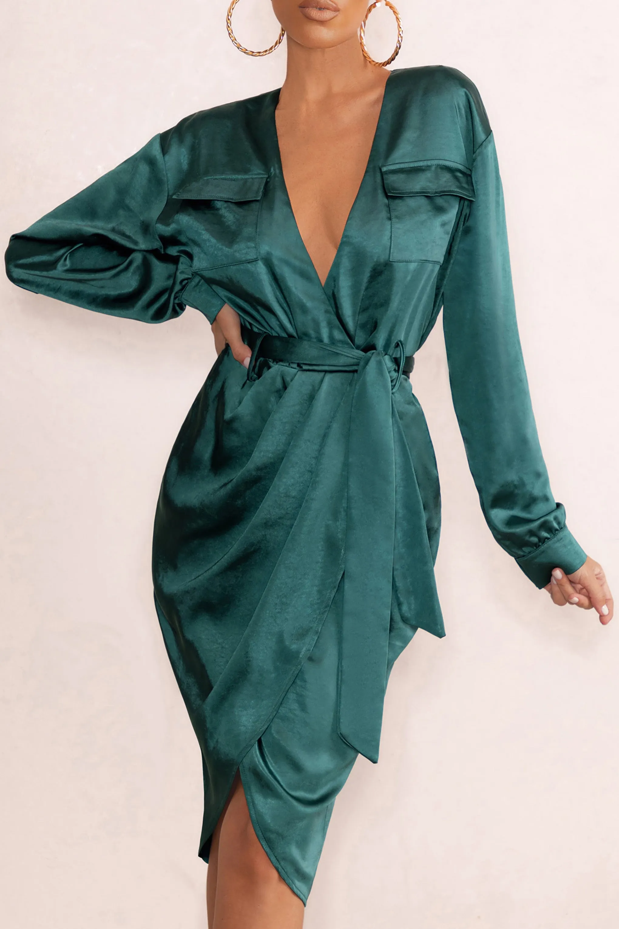 True Romance | Robe mi-longue en satin vert à col plongeant avec ceinture