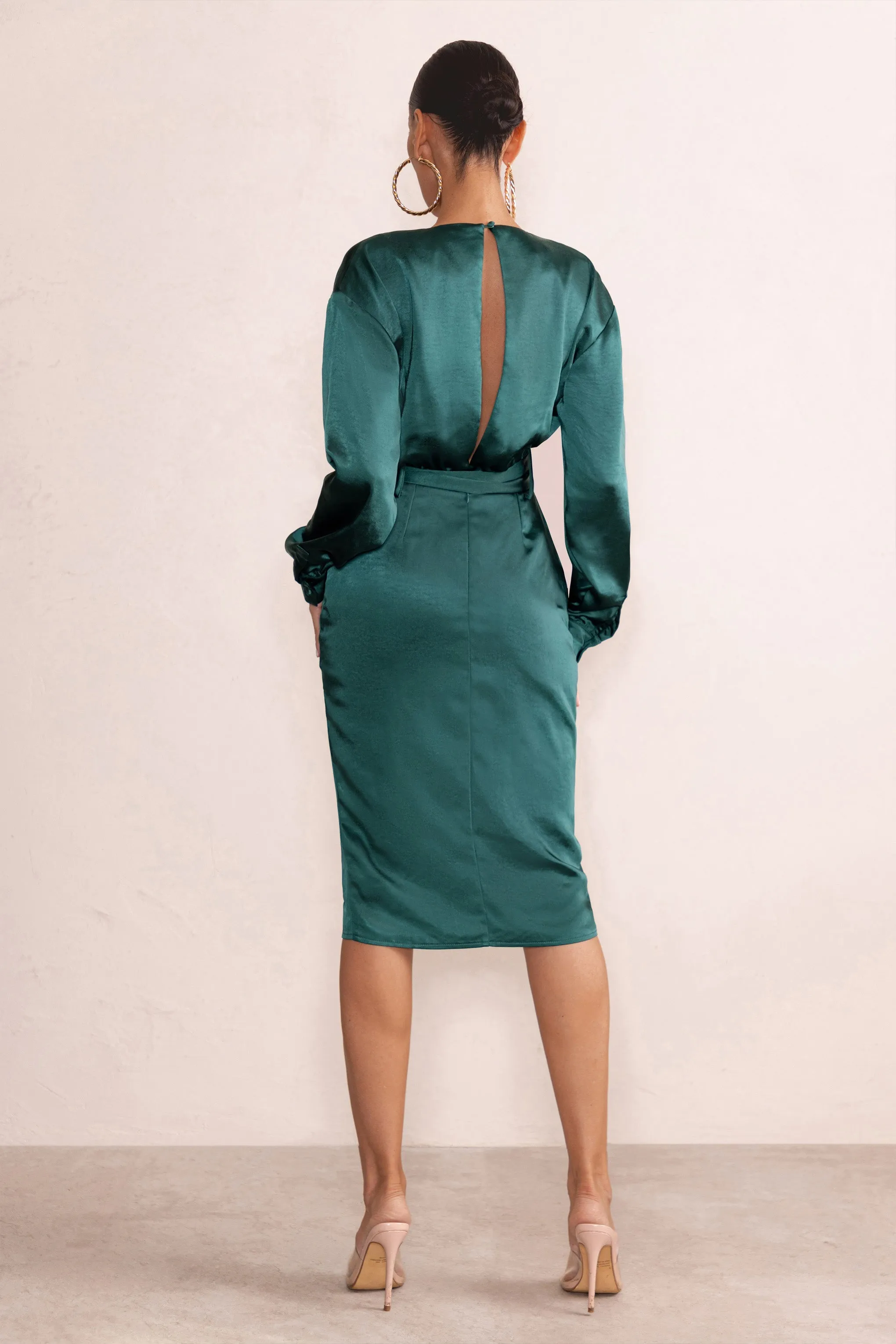 True Romance | Robe mi-longue en satin vert à col plongeant avec ceinture